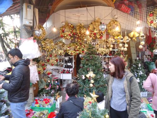 Nhiều khách đến mua cây thông, đồ trang trí Noel trên phố Hàng Mã.